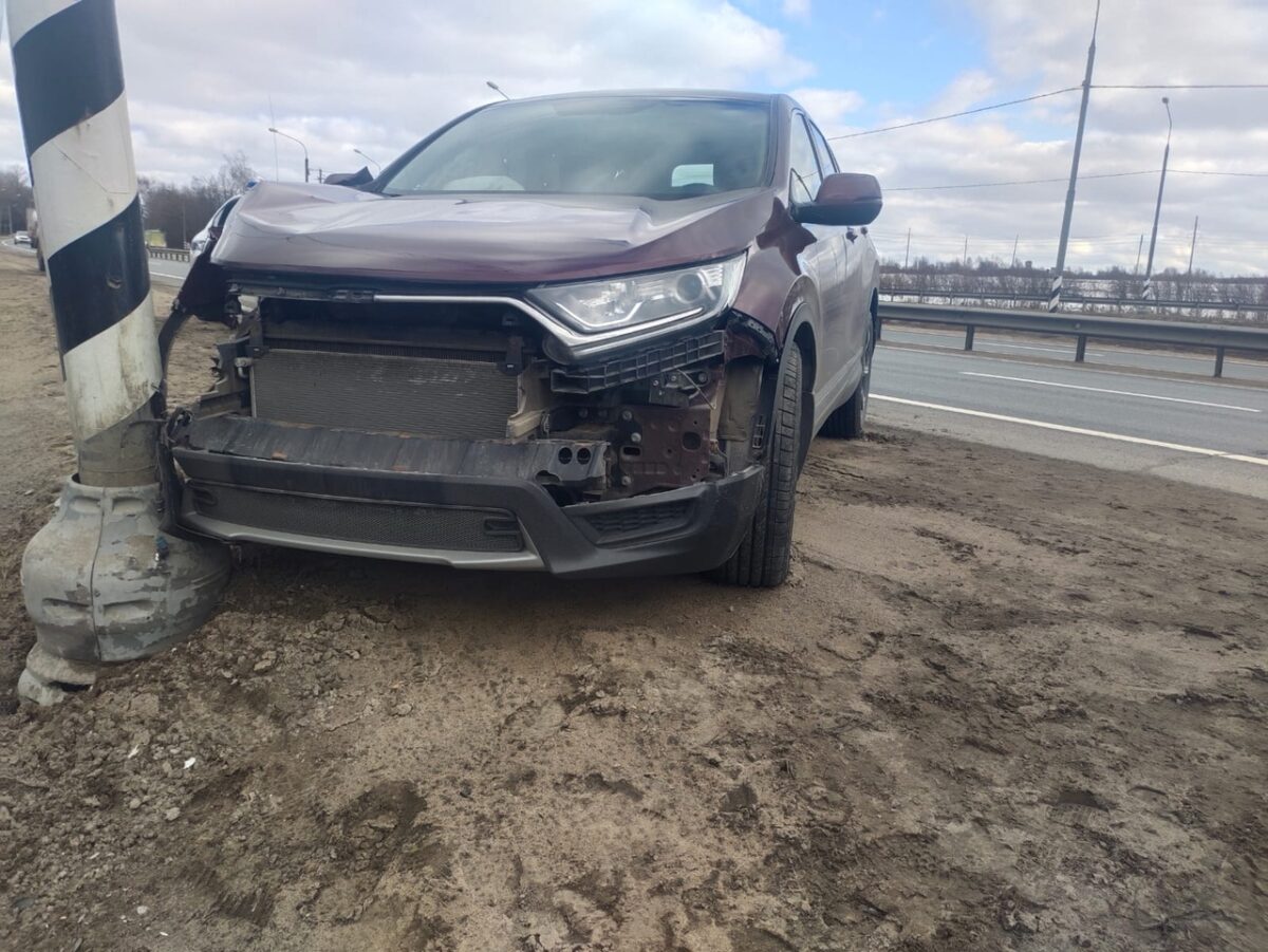 Водитель "Хонды" пострадал в столкновениях с КАМАЗом и столбом