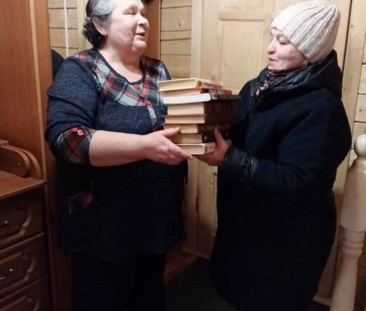 В Андреапольском округе читатели подарили библиотеке литературу из личных запасов