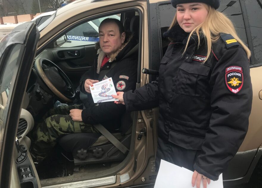 Инспекторы останавливали жителей Лихославля, чтобы рассказать о мошенниках