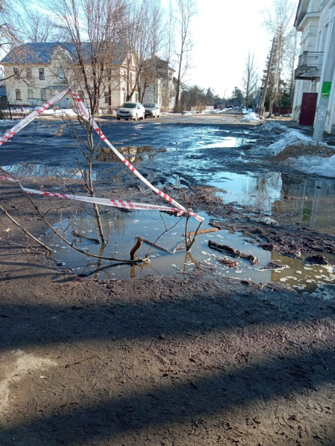 В Тверской области ребенок провалился в открытый канализационный люк