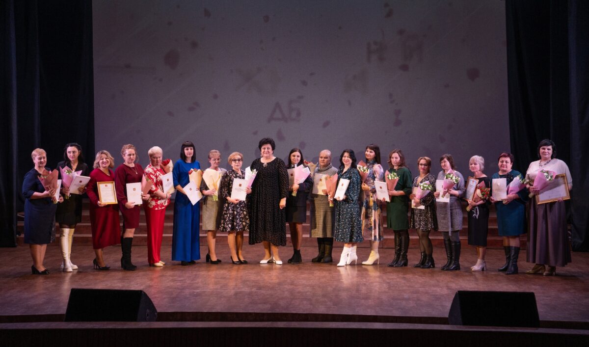 Женщин Лихославльского округа поздравил казачий ансамбль