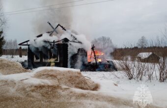 В Тверской области сгорели нежилой дом и хозпостройка