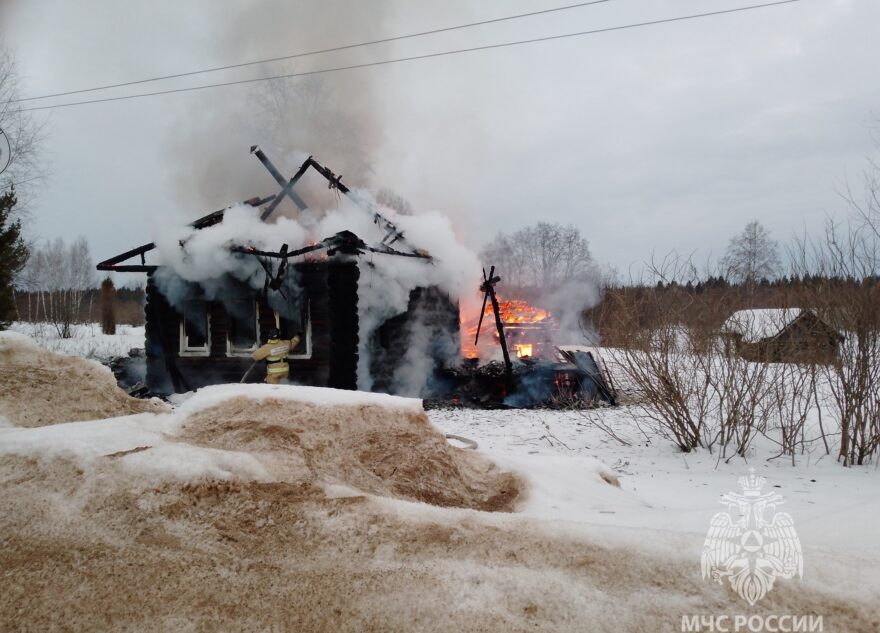 В Тверской области сгорели нежилой дом и хозпостройка