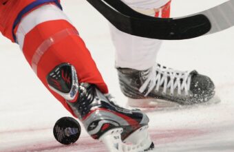 В Твери мужчина лишился хоккейных коньков и сбережений В Твери мужчина лишился хоккейных коньков и сбережений