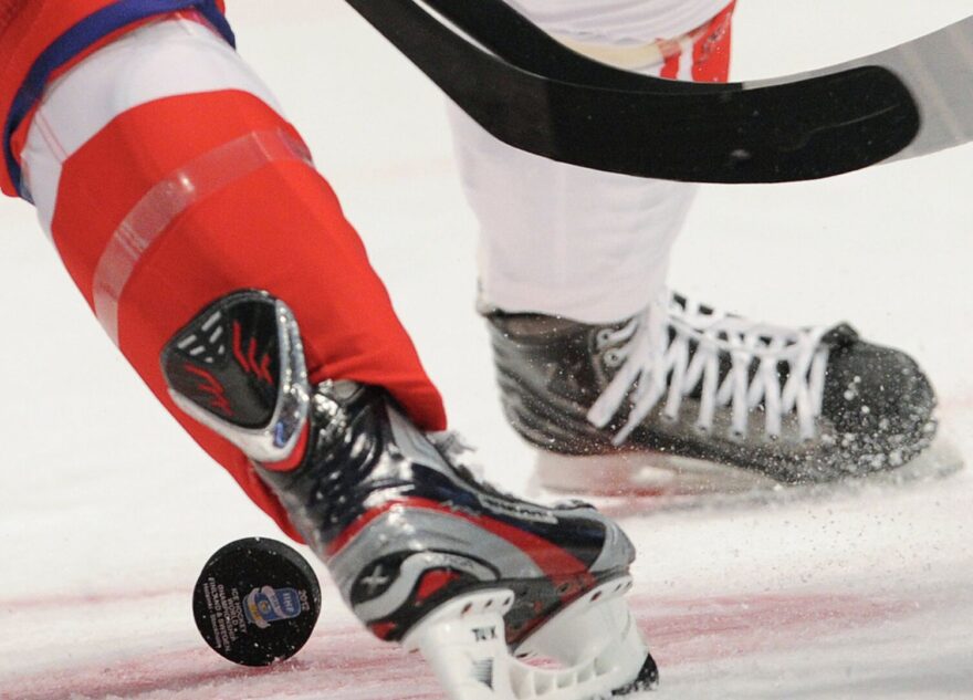 В Твери мужчина лишился хоккейных коньков и сбережений