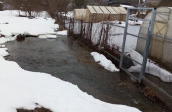 В Тверской области жилой дом уходит под воду