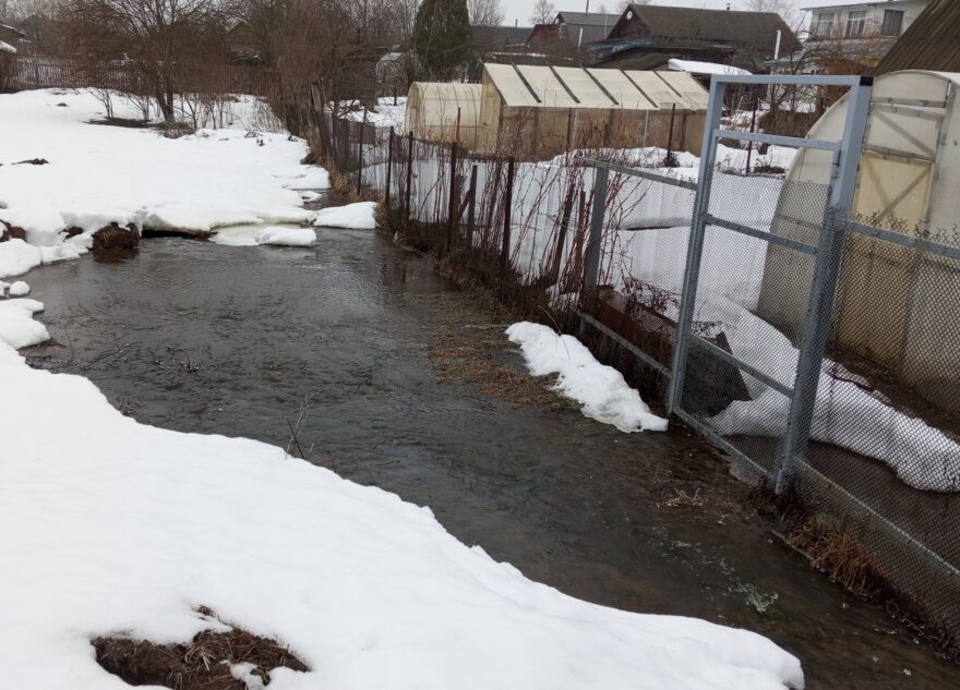 В Тверской области жилой дом уходит под воду