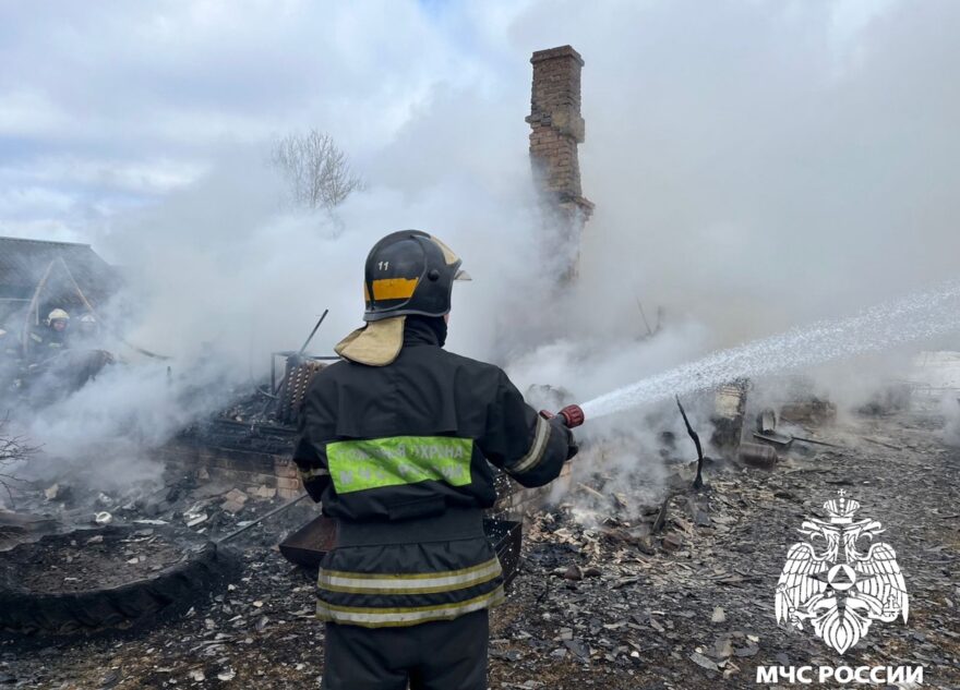 Жилой дом загорелся в Тверской области, есть погибшие