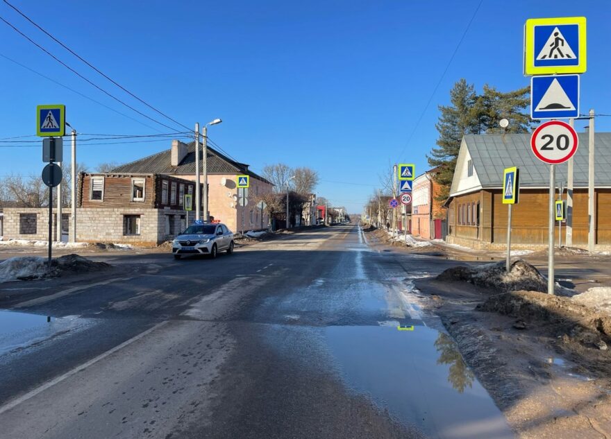 Водитель "Ниссана" сбил пешехода на зебре в Тверской области Водитель "Ниссана" сбил пешехода на зебре в Тверской области