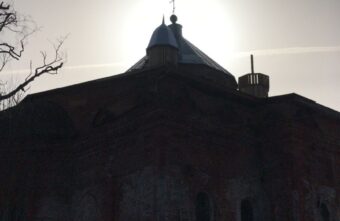 Кровельщик сфотографировал нимб над куполом храма в Тверской области