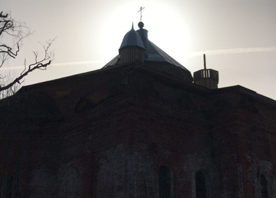 Кровельщик сфотографировал нимб над куполом храма в Тверской области