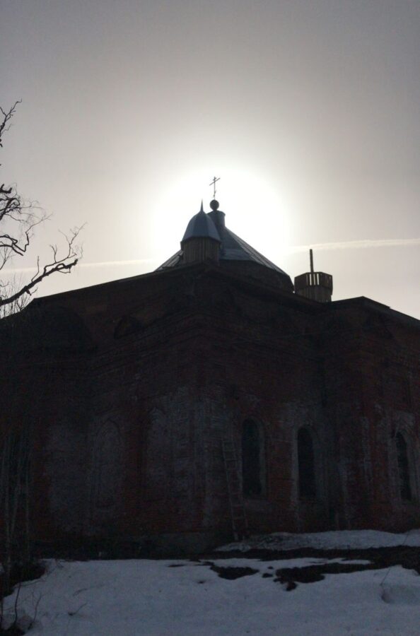 Кровельщик сфотографировал нимб над куполом храма в Тверской области