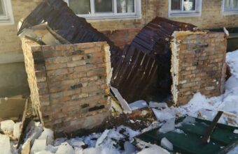 В Тверской области упавшие глыбы льда сломали важную для дома пристройку В Тверской области упавшие глыбы льда сломали важную для дома пристройку