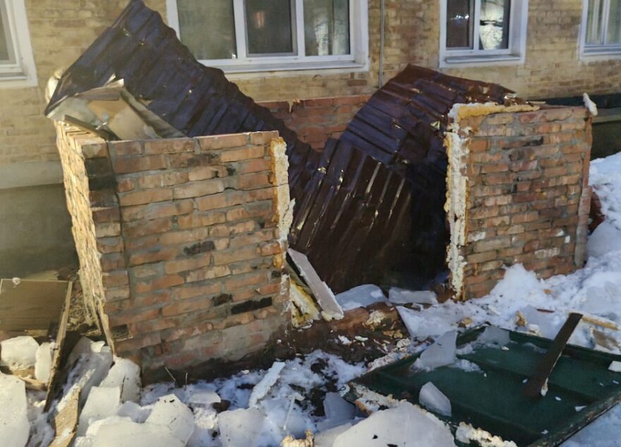 В Тверской области упавшие глыбы льда сломали важную для дома пристройку В Тверской области упавшие глыбы льда сломали важную для дома пристройку