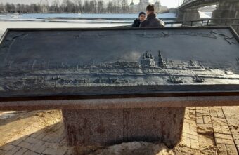 Жители Твери пожаловались на «растаявшую» плитку у арт-объекта