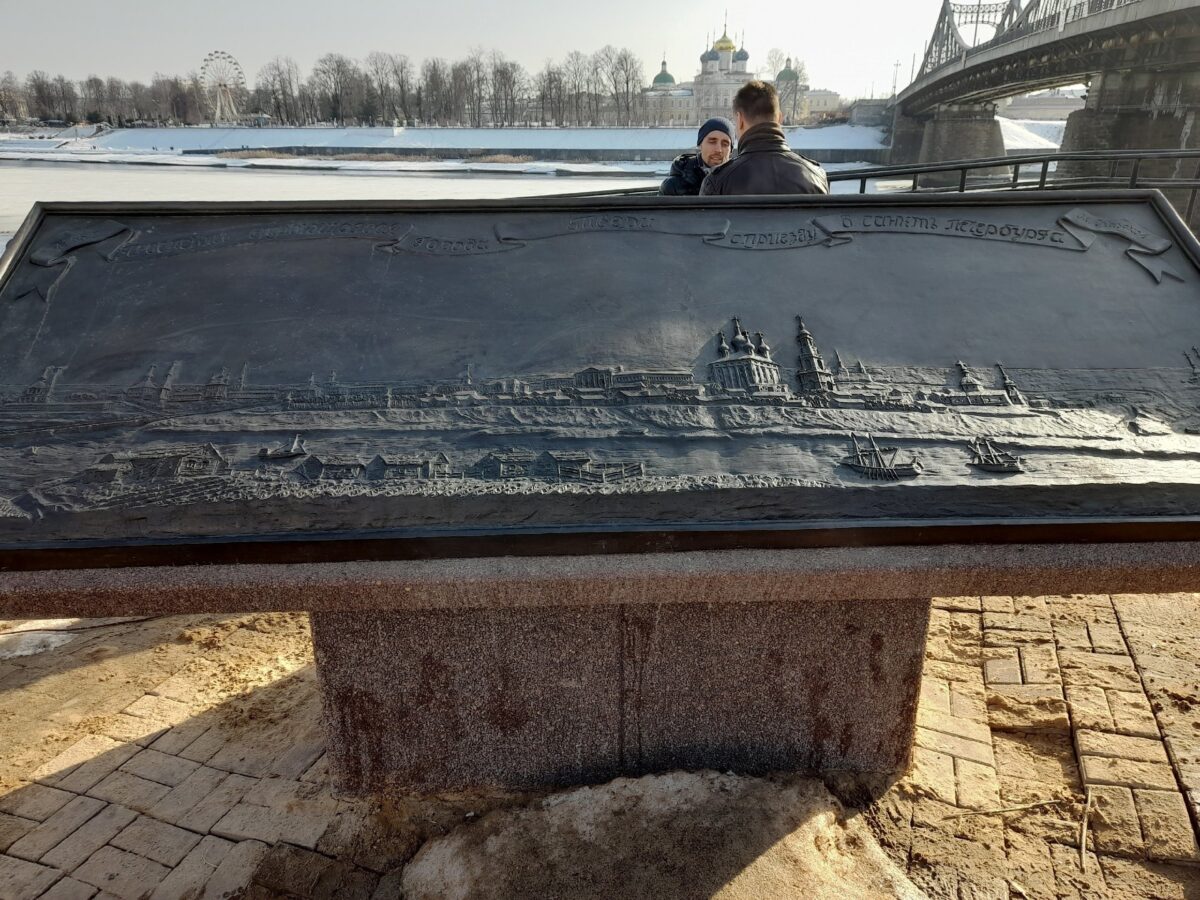 Жители Твери пожаловались на «растаявшую» плитку у арт-объекта