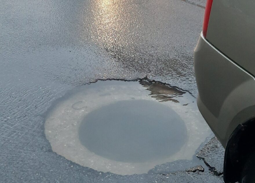 Тверских водителей предупредили об открытом люке