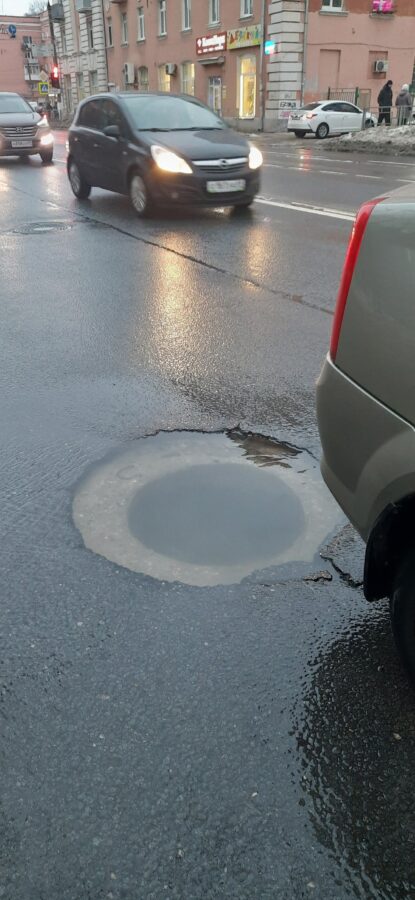 Тверских водителей предупредили об открытом люке
