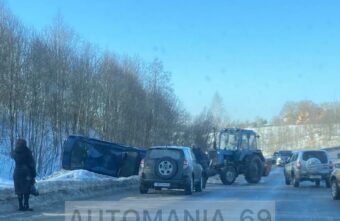 Иномарка легла на бок на трассе в Тверской области