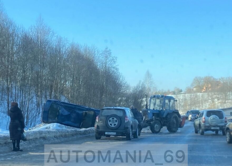 Иномарка легла на бок на трассе в Тверской области