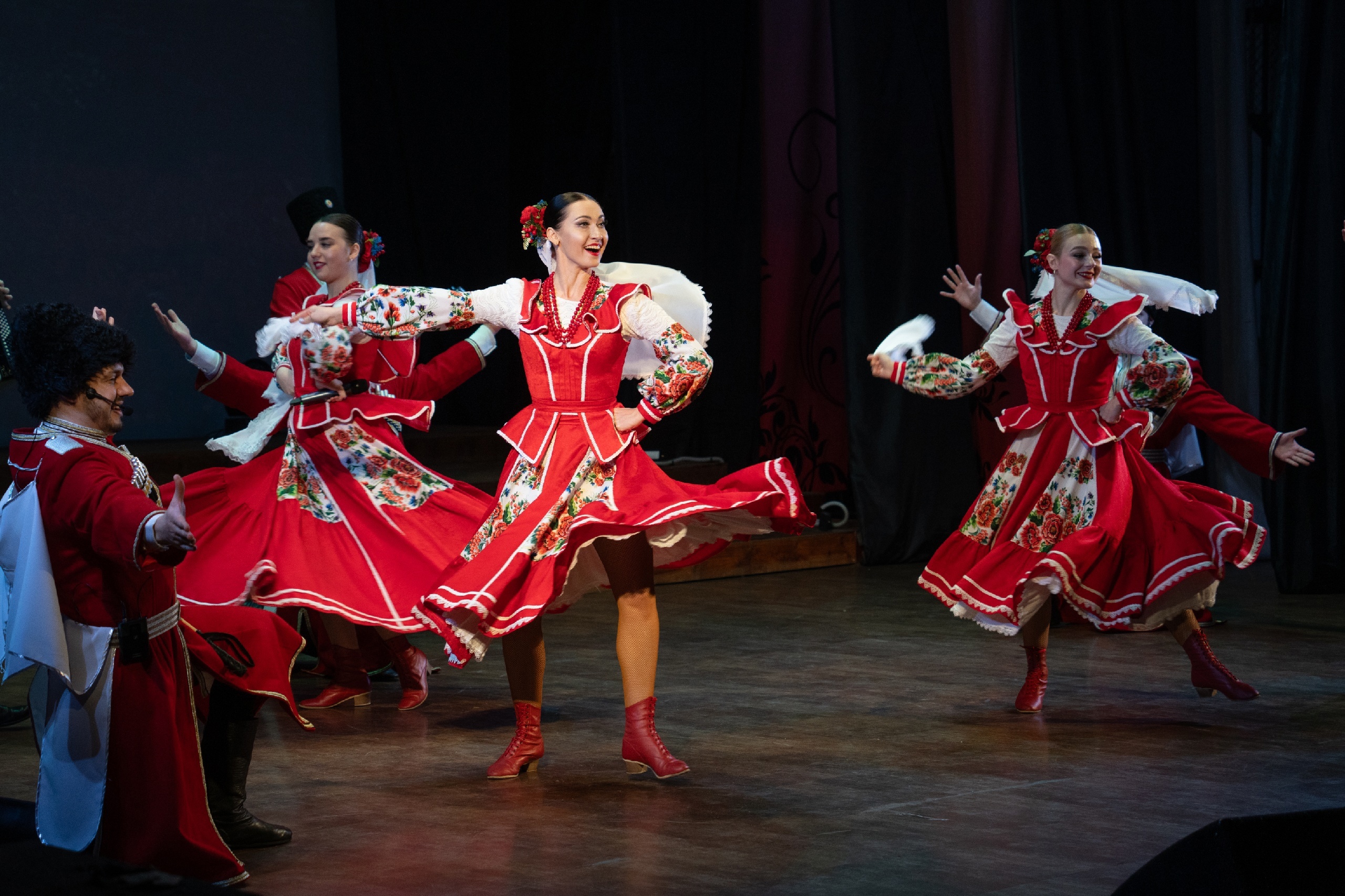 Женщин Лихославльского округа поздравил казачий ансамбль