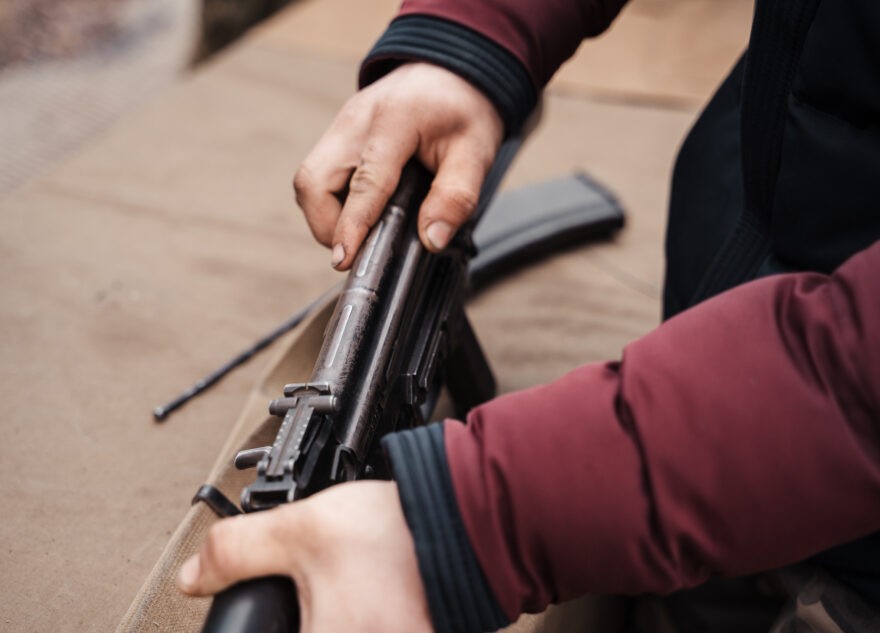 Жителя Твери осудят за незаконную продажу ружья