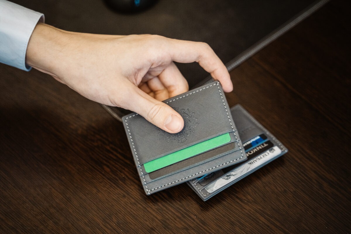 Тверитянин воспользовался оставленными в кафе чужими банковскими картами