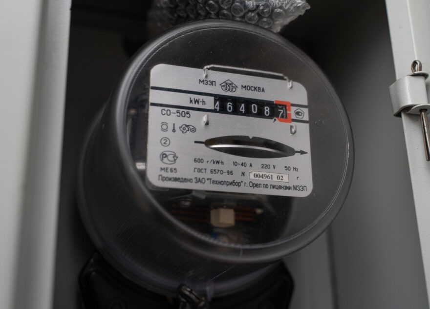 В Тверской области жители дома платили за электричество не по счетчику