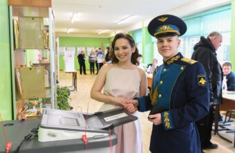 В Твери молодожены пришли на избирательный участок сразу после ЗАГСа В Твери молодожены пришли на избирательный участок сразу после ЗАГСа