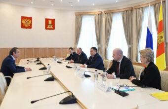 Губернатор Игорь Руденя провел встречу с народным артистом Российской Федерации Владимиром Машковым