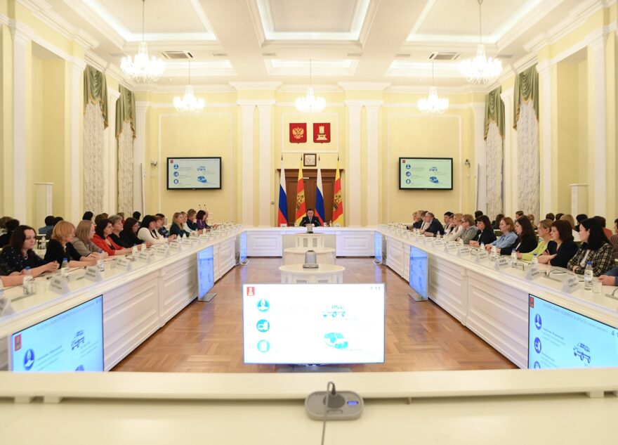 Губернатор Игорь Руденя провел встречу с представителями сфер соцзащиты и семейной политики Тверской области