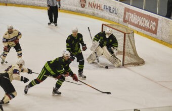 Тверские хоккеисты поздравили болельщиц с Международным женским днем