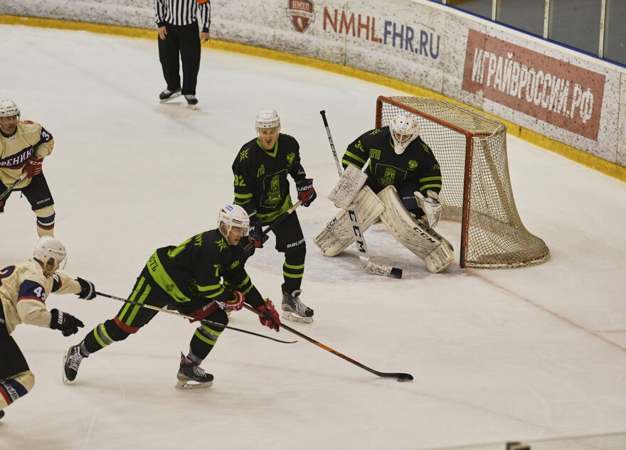 Тверские хоккеисты поздравили болельщиц с Международным женским днем