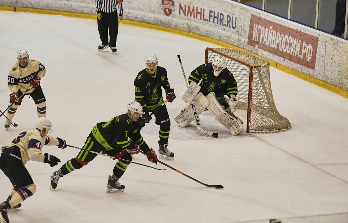 Тверские хоккеисты поздравили болельщиц с Международным женским днем