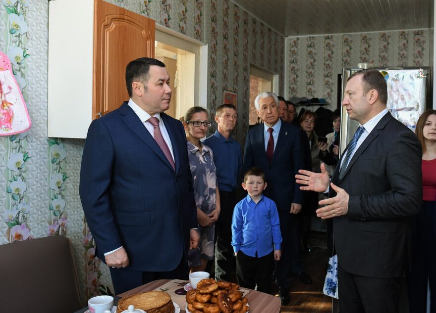 Игорь Руденя побывал в гостях у многодетной семьи, которая провела в доме газ благодаря региональной поддержке