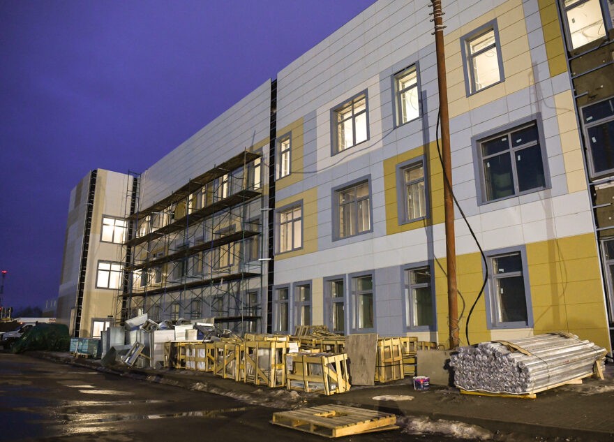 В Торжке продолжается строительство детской поликлиники