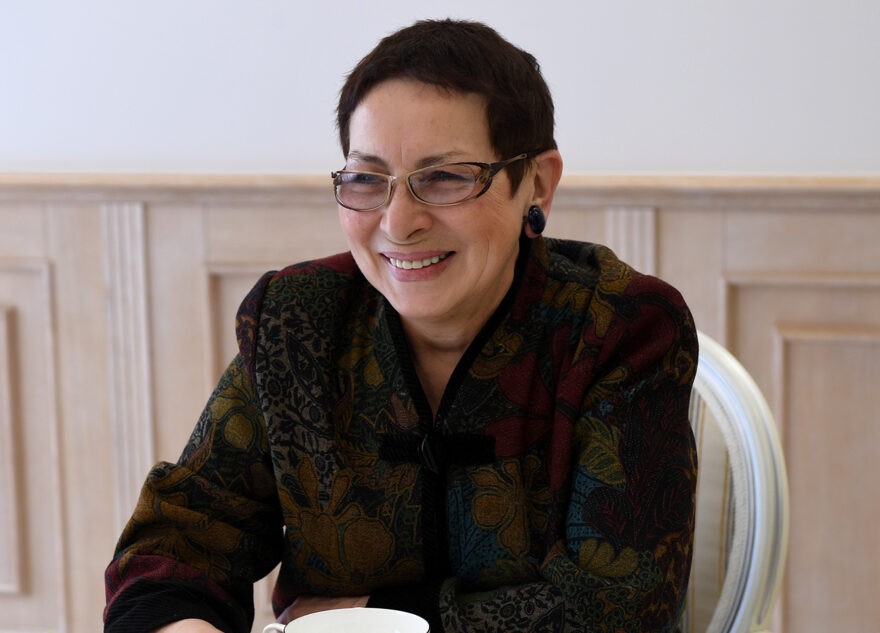 Игорь Руденя поздравил с юбилеем директора Тверской областной картинной галереи Татьяну Куюкину