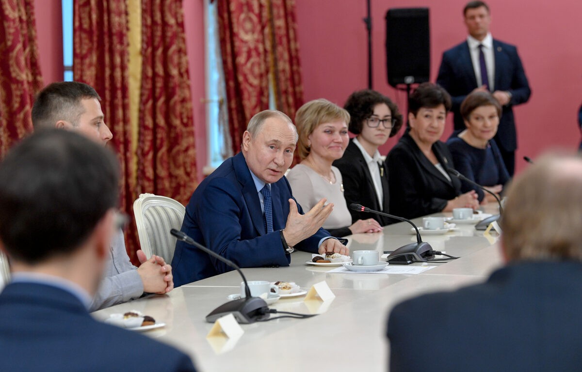 Владимир Путин в Торжке пообщался с жителями и провел рабочую встречу