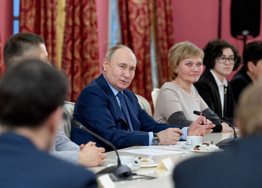 Владимир Путин отметил необходимость поднять зарплаты преподавателям музыкальных училищ