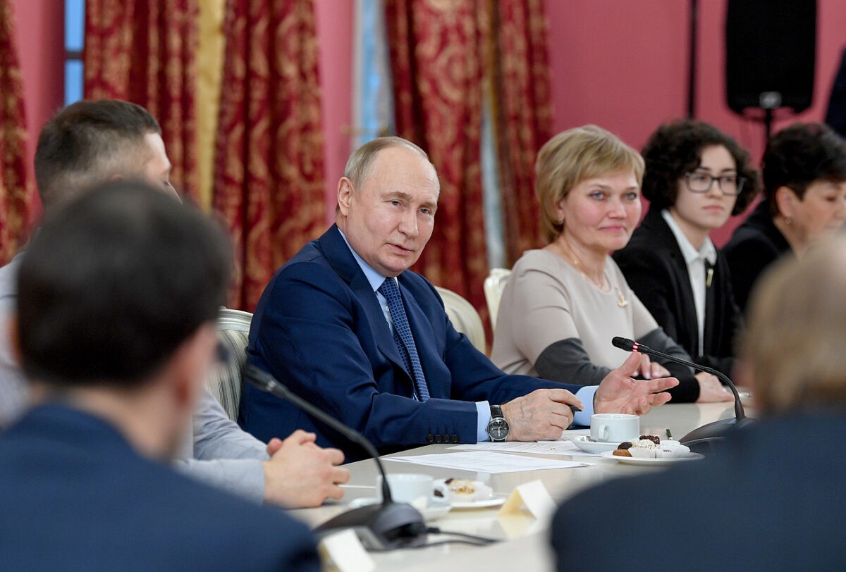 Владимир Путин отметил необходимость поднять зарплаты преподавателям музыкальных училищ
