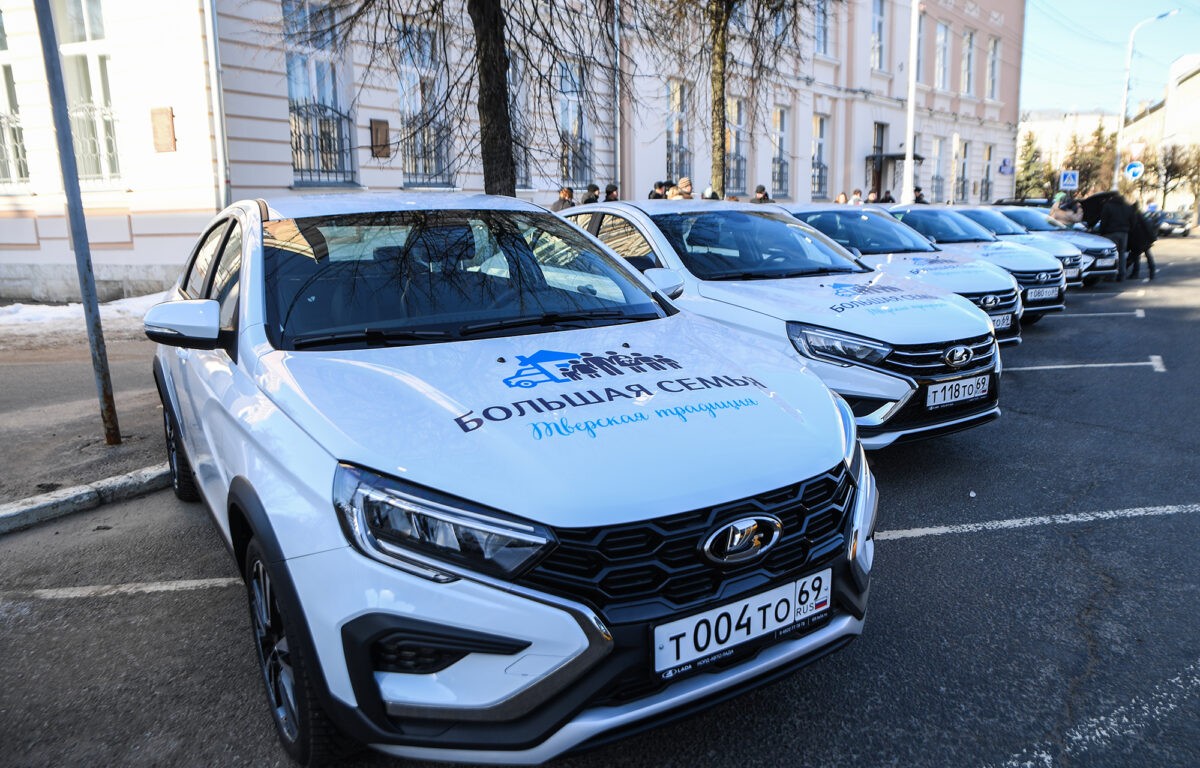 Игорь Руденя передал муниципалитетам новые машины скорой помощи, социальный транспорт и автомобили многодетным семьям