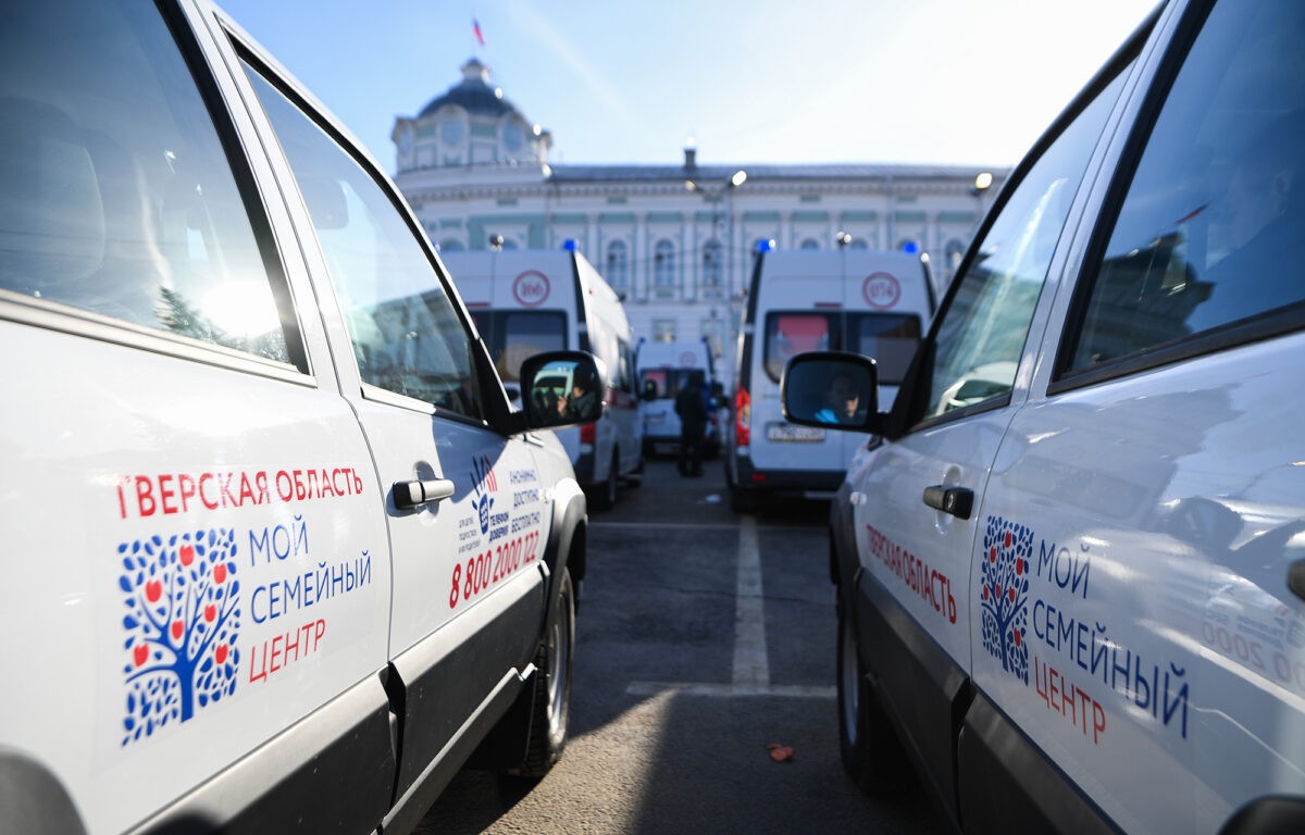 Игорь Руденя передал муниципалитетам новые машины скорой помощи, социальный транспорт и автомобили многодетным семьям