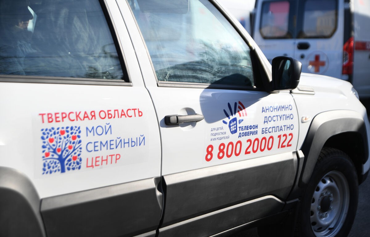 Игорь Руденя передал муниципалитетам новые машины скорой помощи, социальный транспорт и автомобили многодетным семьям