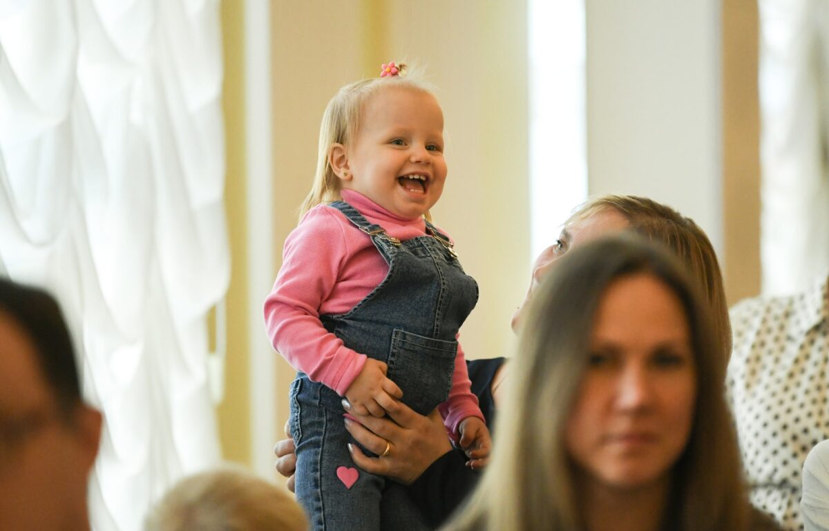 Игорь Руденя и Владимир Васильев вручили молодым семьям Тверской области жилищные сертификаты