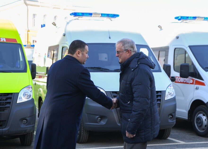 Игорь Руденя передал муниципалитетам новые машины скорой помощи, социальный транспорт и автомобили многодетным семьям