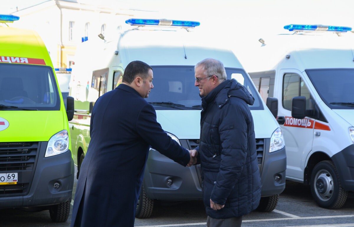 Игорь Руденя передал муниципалитетам новые машины скорой помощи, социальный транспорт и автомобили многодетным семьям