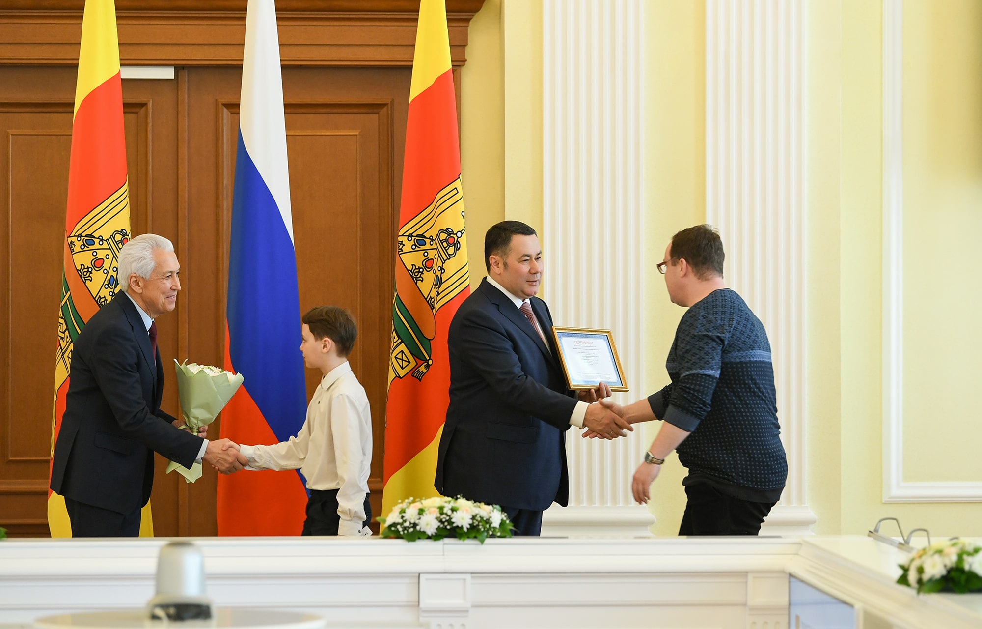 Игорь Руденя и Владимир Васильев вручили молодым семьям Тверской области жилищные сертификаты