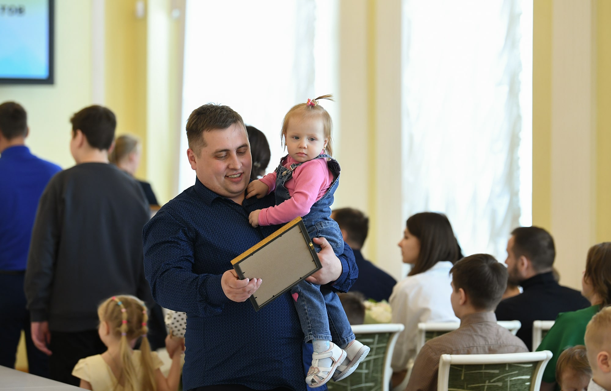 Игорь Руденя и Владимир Васильев вручили молодым семьям Тверской области жилищные сертификаты