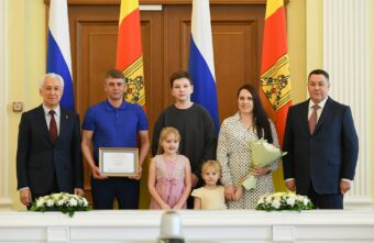 Игорь Руденя и Владимир Васильев вручили молодым семьям Тверской области жилищные сертификаты Игорь Руденя и Владимир Васильев вручили молодым семьям Тверской области жилищные сертификаты
