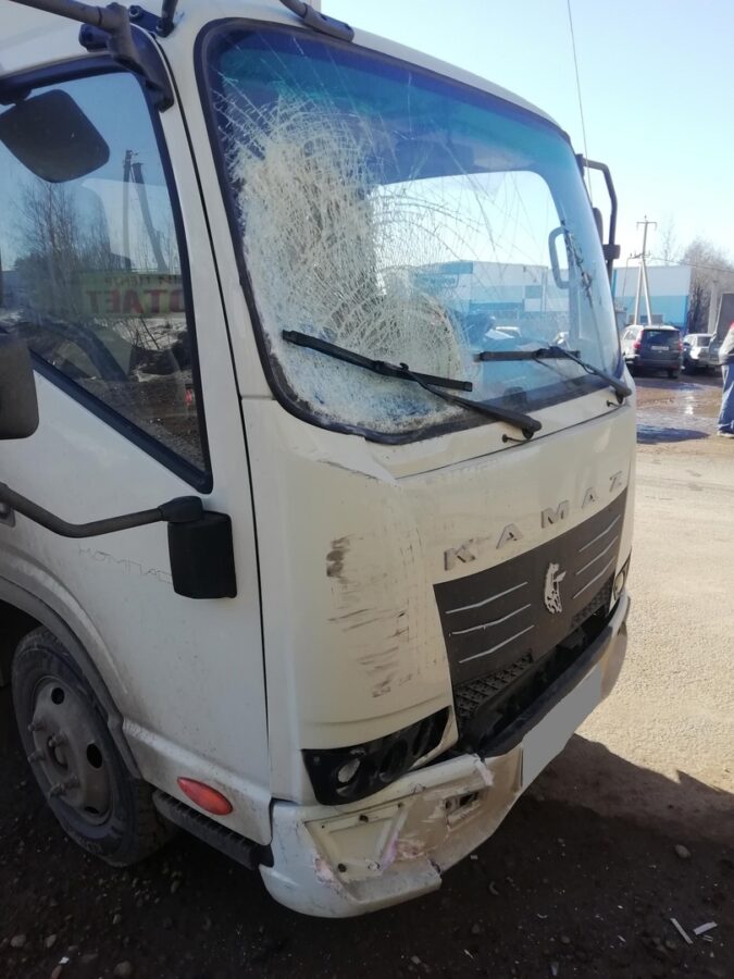 Два грузовых автомобиля столкнулись под Тверью, есть пострадавший